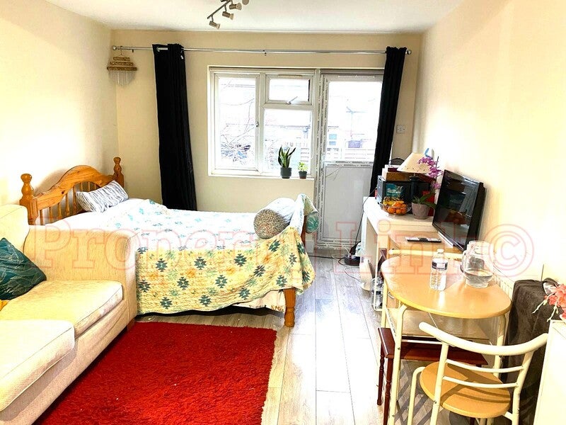 Room Fernhall Drive in Greater London