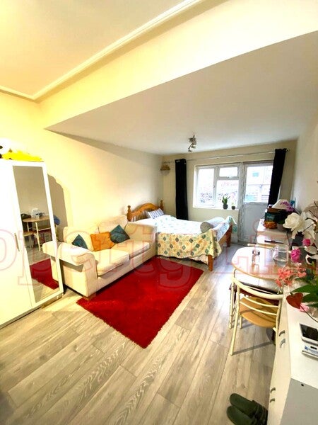 Room Fernhall Drive in Greater London