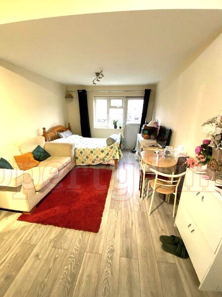 Room Fernhall Drive in Greater London