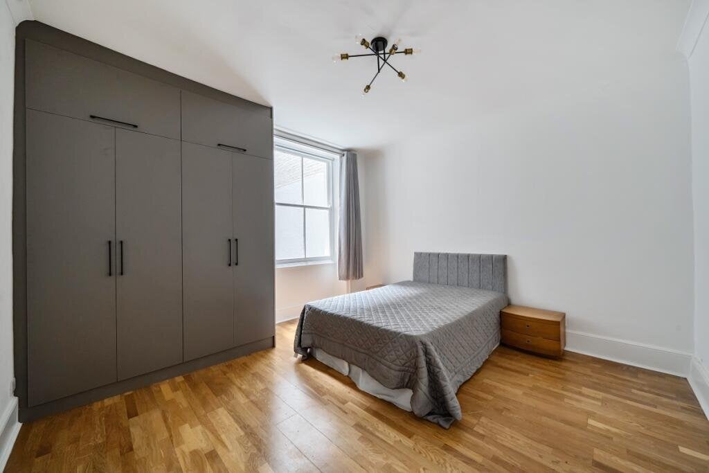 Flat Courtfield Gardens in Greater London