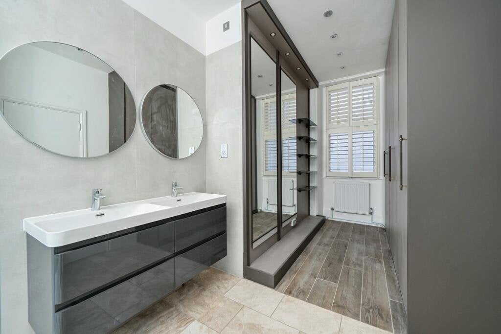 Flat Courtfield Gardens in Greater London