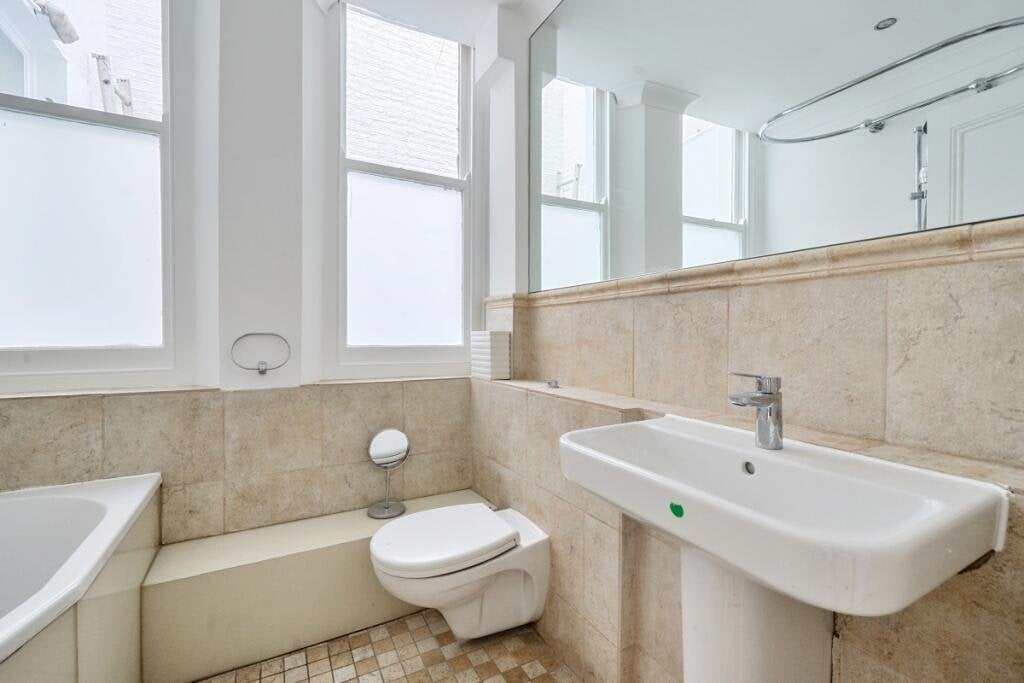 Flat Courtfield Gardens in Greater London