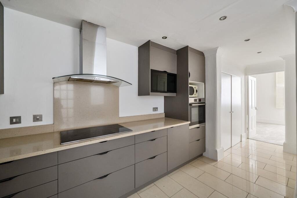 Flat Courtfield Gardens in Greater London