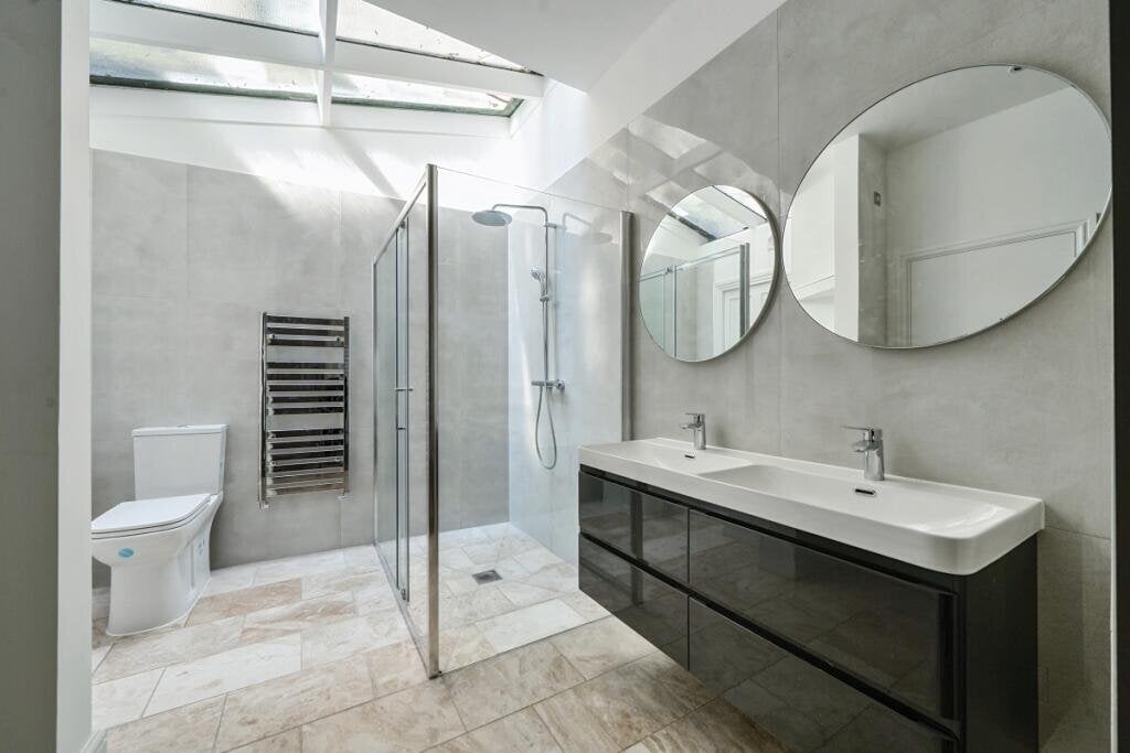 Flat Courtfield Gardens in Greater London