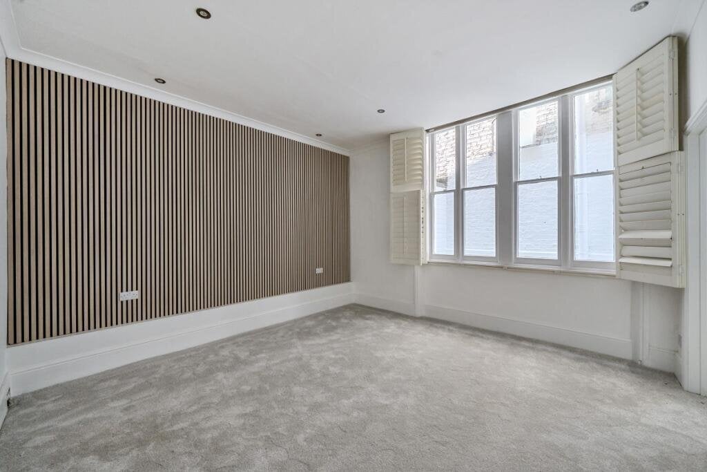 Flat Courtfield Gardens in Greater London