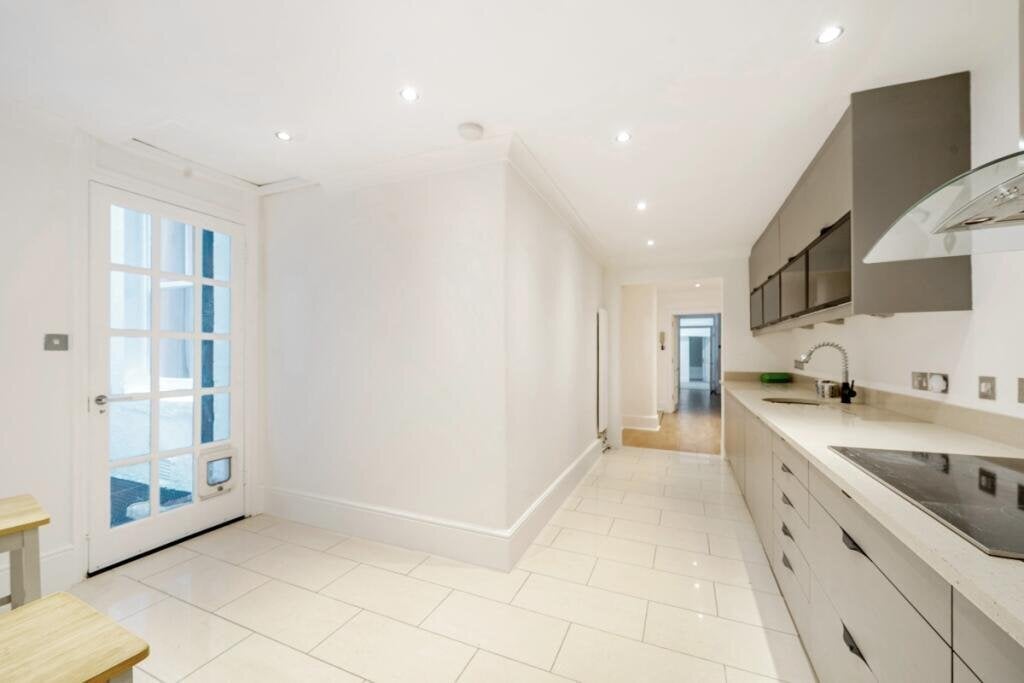 Flat Courtfield Gardens in Greater London
