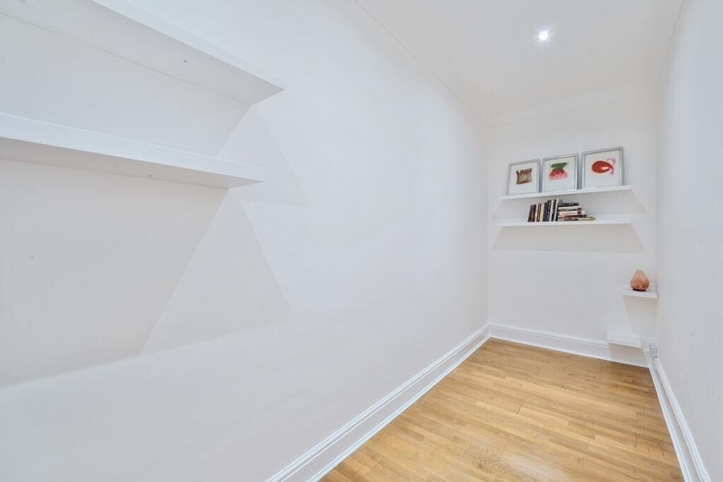 Flat Courtfield Gardens in Greater London