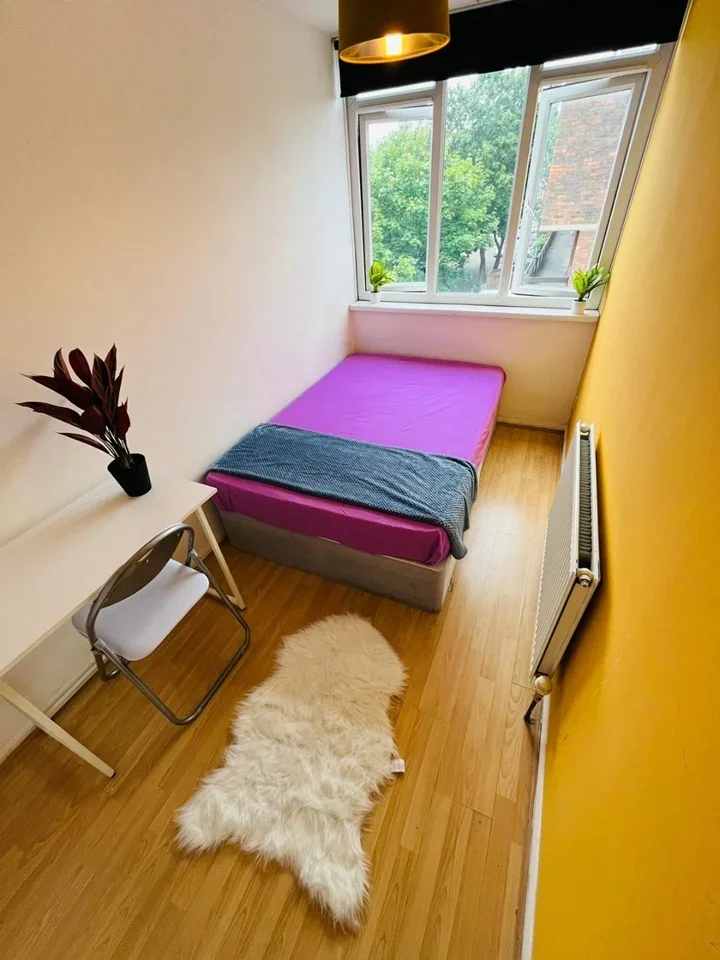 Room Stewarts Road in Greater London