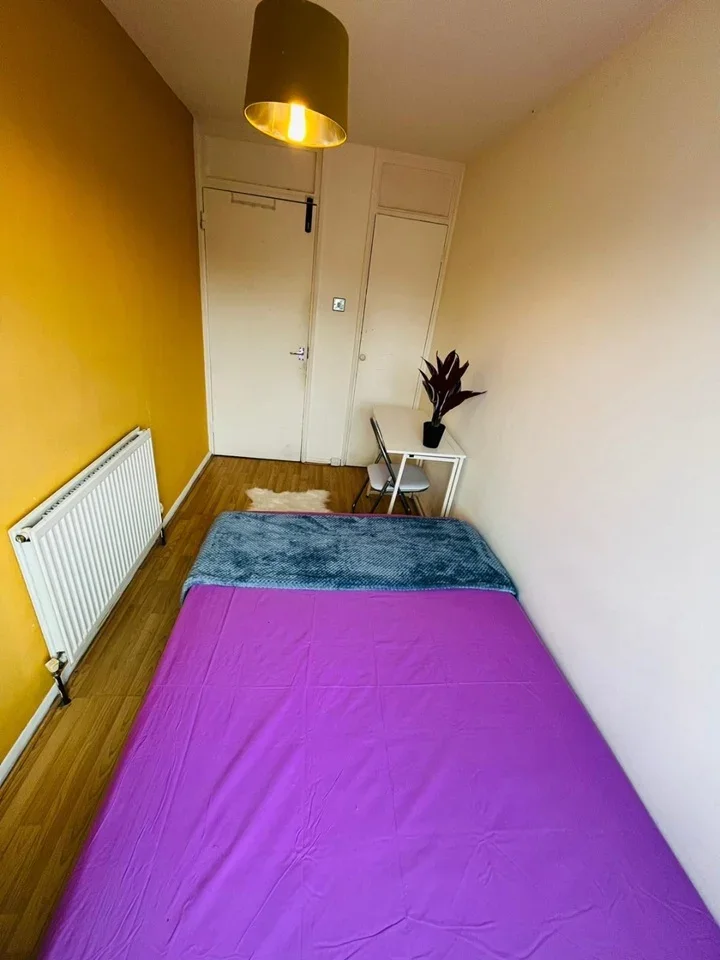 Room Stewarts Road in Greater London