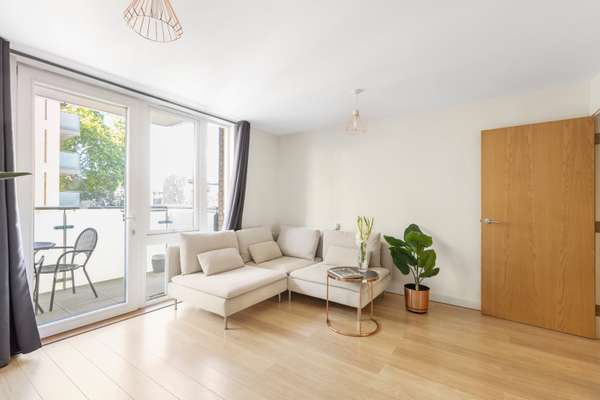 Flat Robsart Street in Greater London