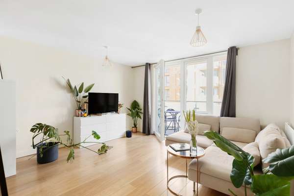 Flat Robsart Street in Greater London