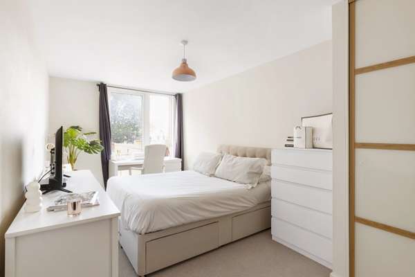 Flat Robsart Street in Greater London