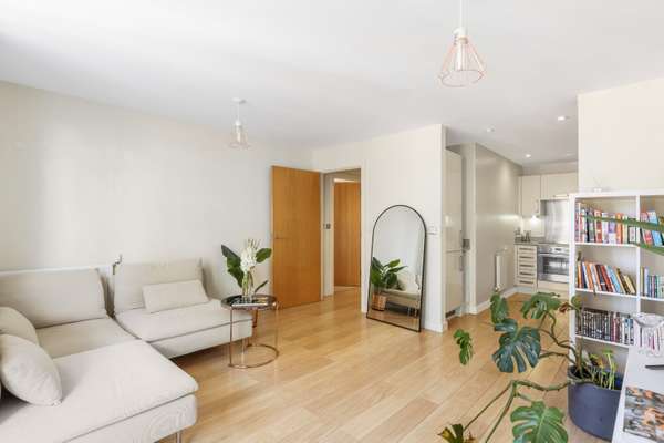 Flat Robsart Street in Greater London