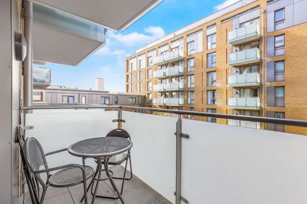 Flat Robsart Street in Greater London