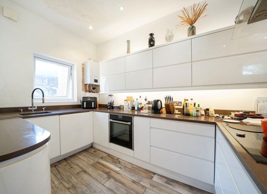 Flat Martello Street in Greater London