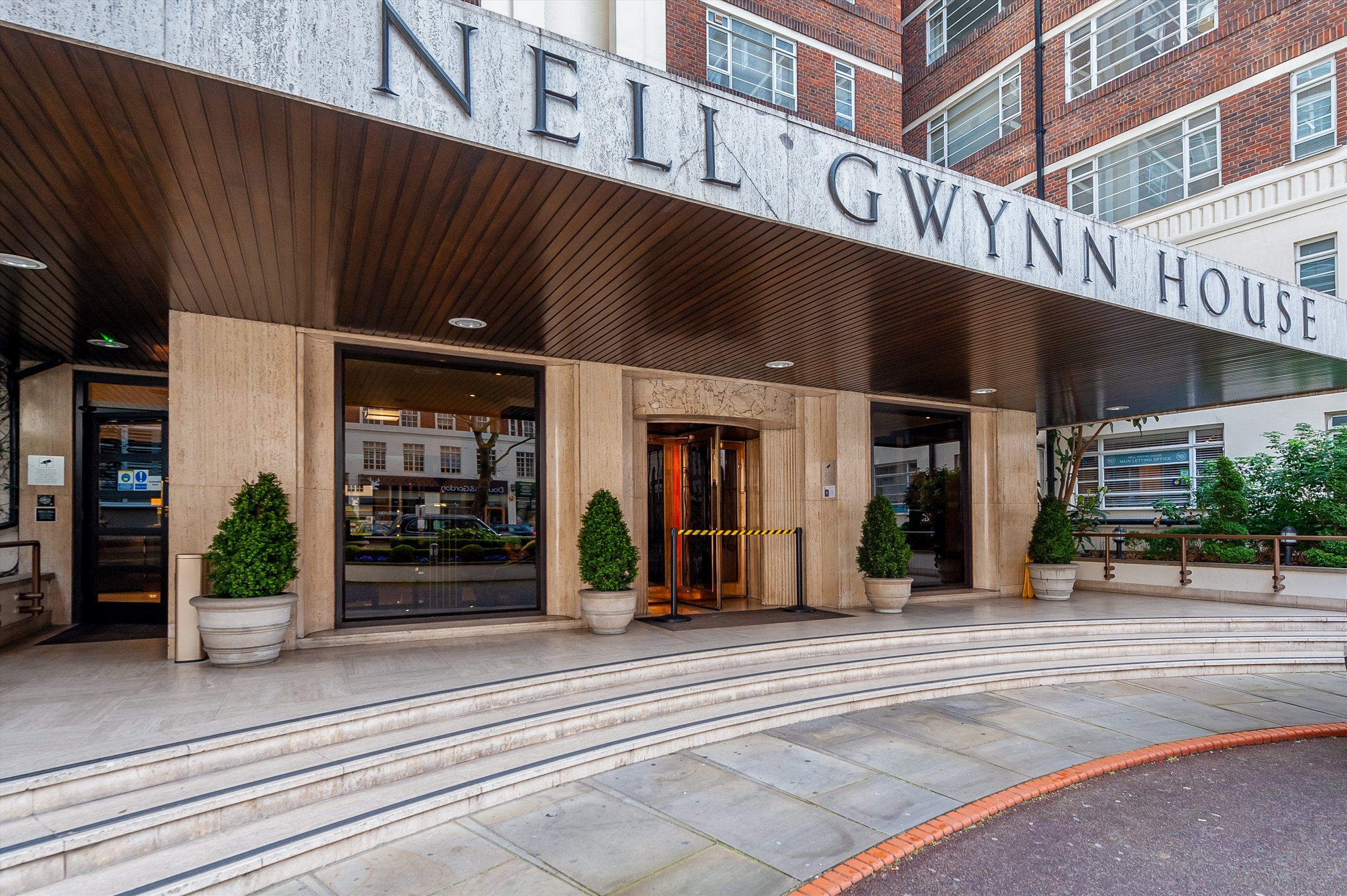 Flat Sloane Avenue in Greater London