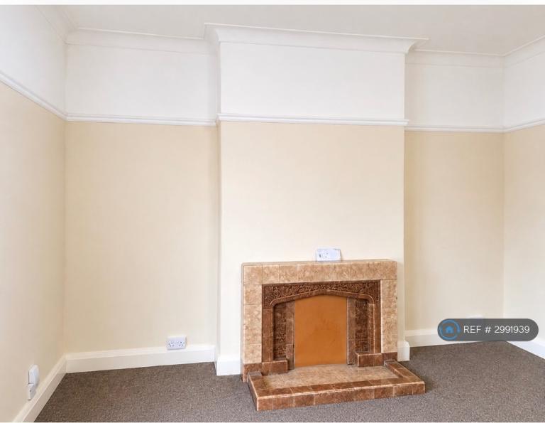Room Wathen Road in Bristol