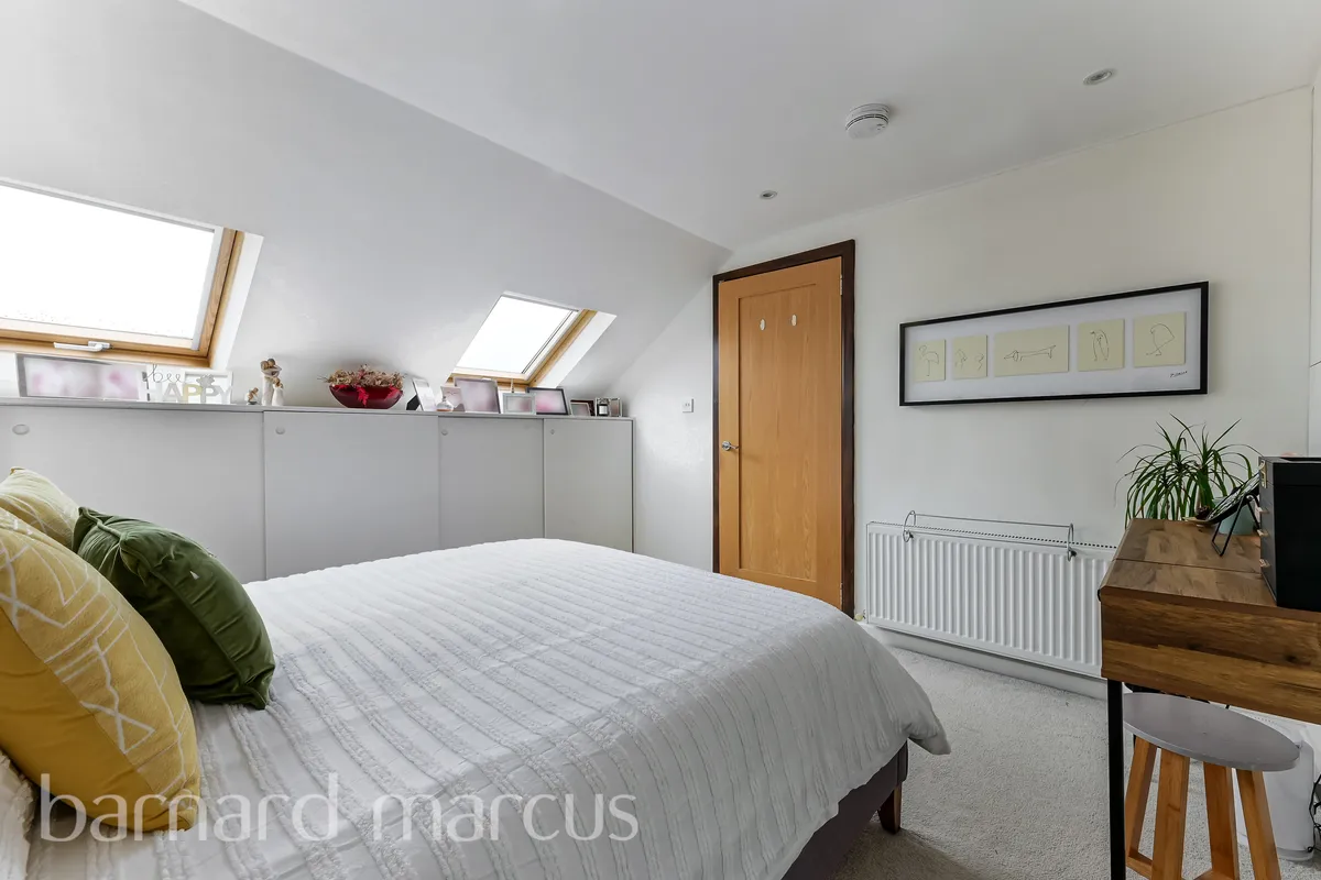 Flat Upper Richmond Road West in Greater London