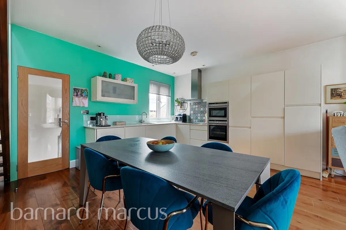 Flat Upper Richmond Road West in Greater London
