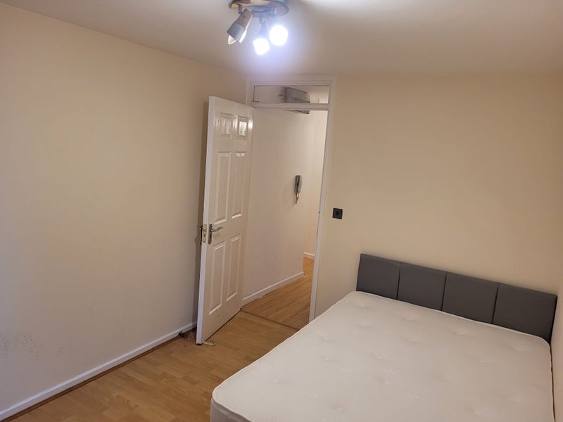 Room Birmingham Canal Old Main Line Towpath in Sandwell