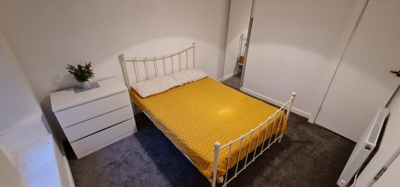 Room High Street in Kingswood