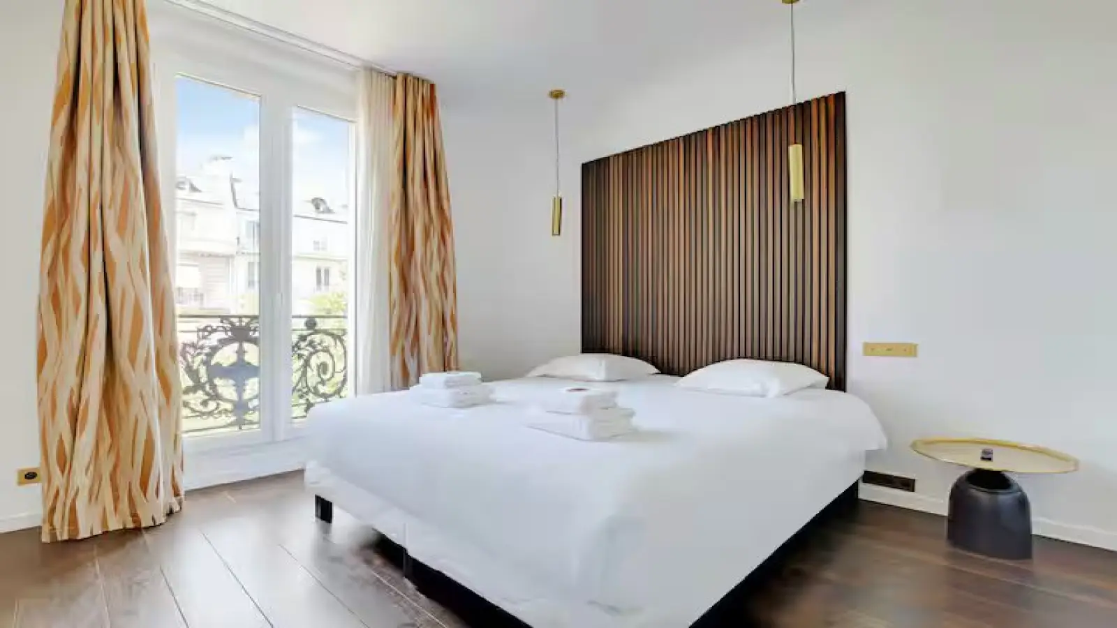 Flat Avenue Pierre-Iᵉʳ-de-Serbie in Paris