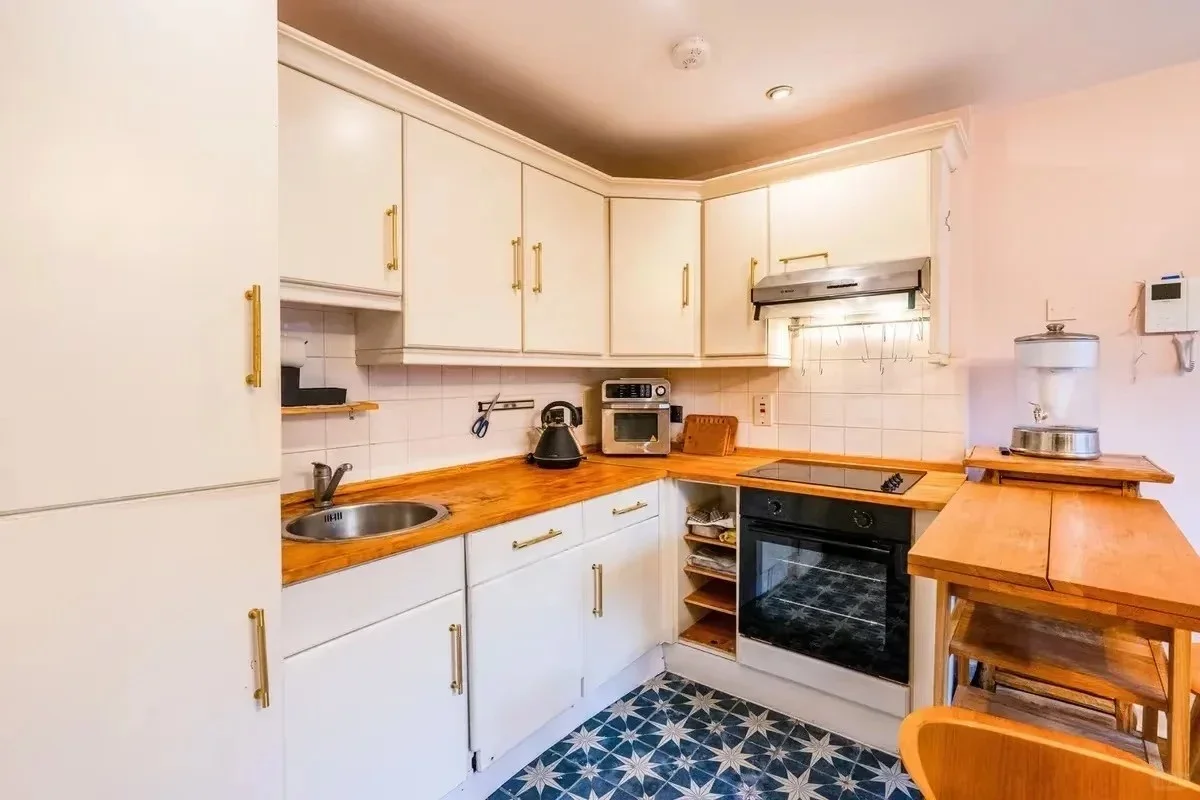 Flat Alscot Road in Greater London