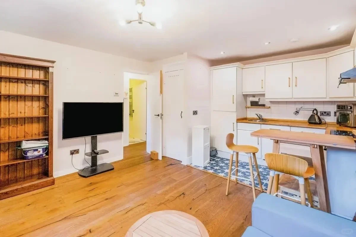 Flat Alscot Road in Greater London