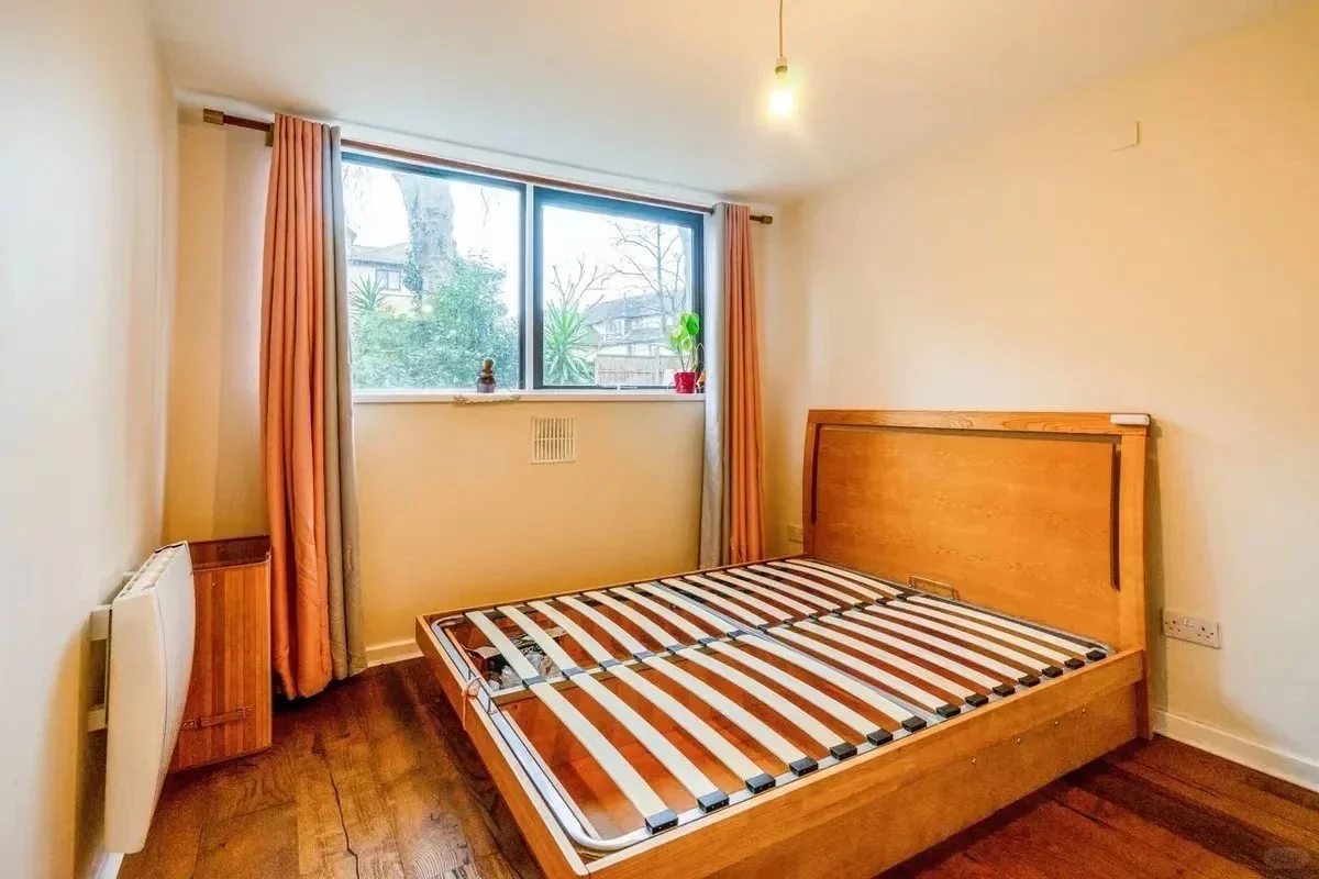 Flat Alscot Road in Greater London