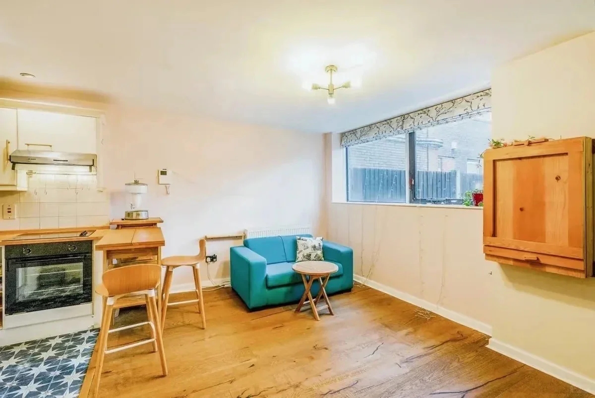 Flat Alscot Road in Greater London