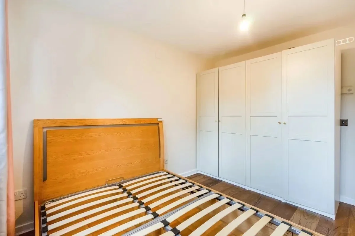 Flat Alscot Road in Greater London
