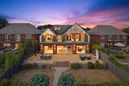 House Langland Grove in Newton