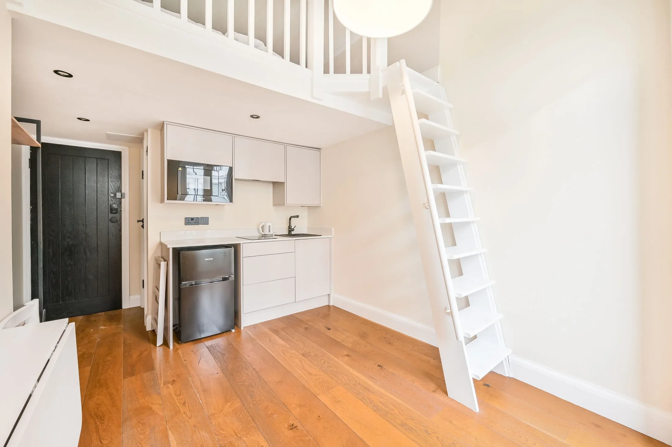 Flat Fairholme Road in Greater London