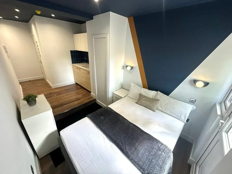 Room Peel Road in Greater London