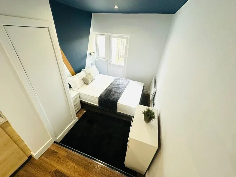 Room Peel Road in Greater London