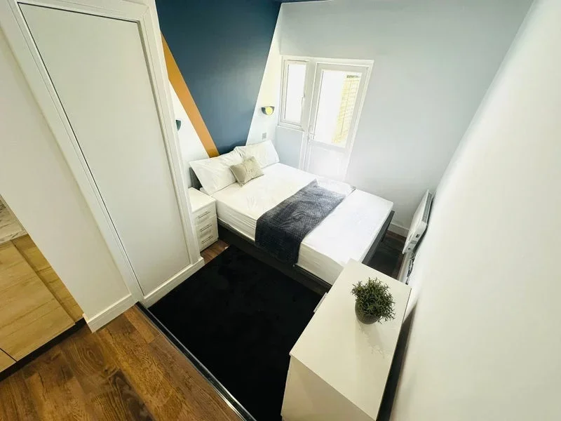 Room Peel Road in Greater London