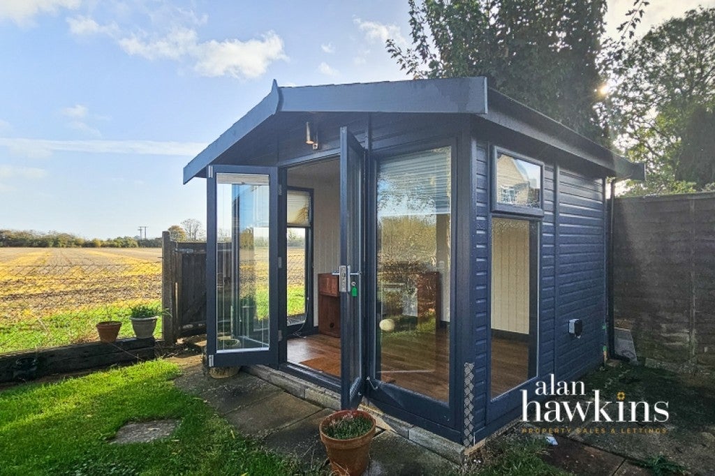 House Lancaster Square in Lyneham