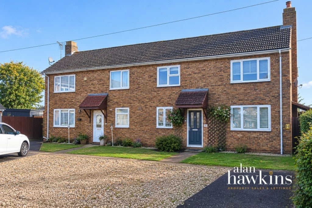 House Lancaster Square in Lyneham