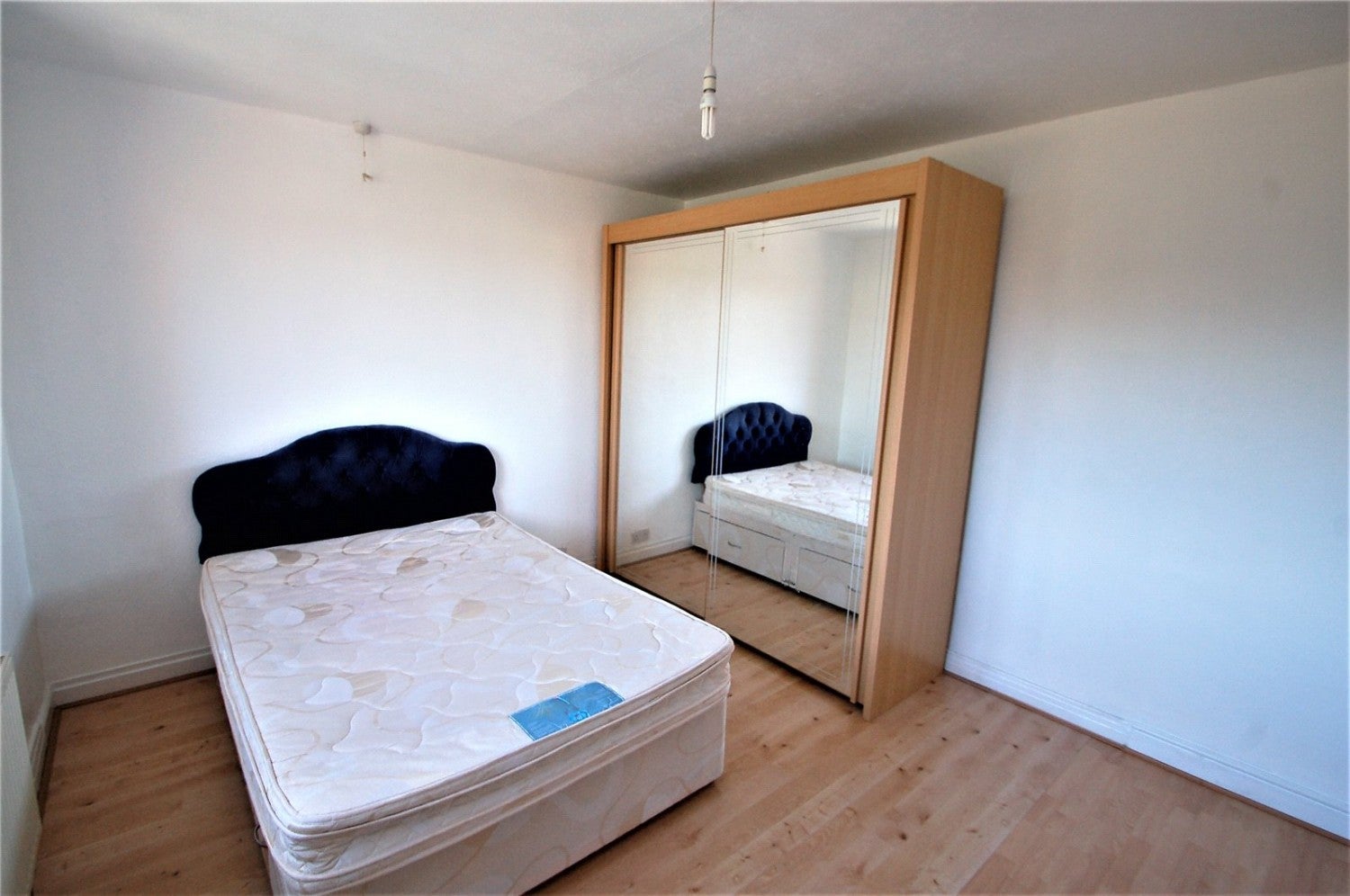 Flat Lancelot Road in Greater London