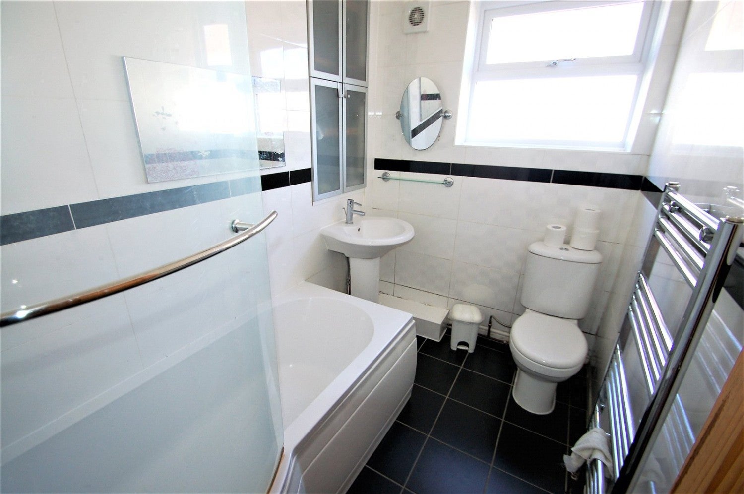 Flat Lancelot Road in Greater London