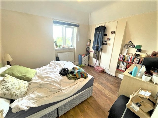Flat Penshurst Gardens in Greater London