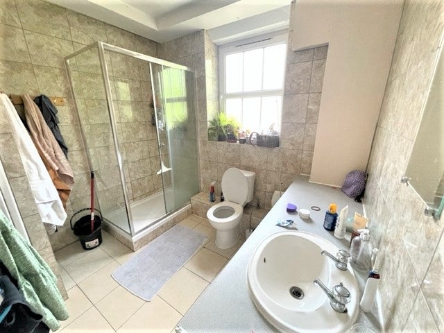 Flat Penshurst Gardens in Greater London