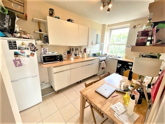 Flat Penshurst Gardens in Greater London