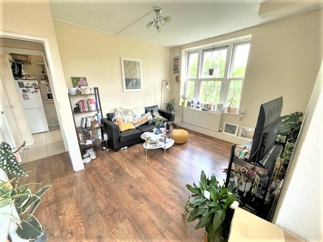 Flat Penshurst Gardens in Greater London