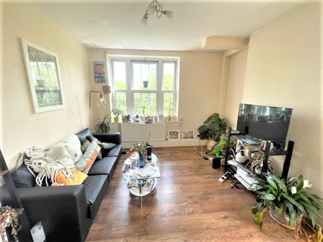 Flat Penshurst Gardens in Greater London