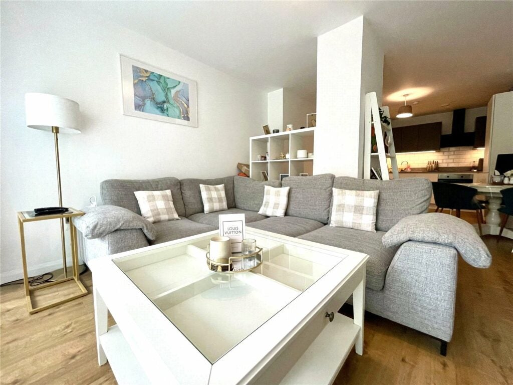Flat Jubilee Hall Road in Rushmoor