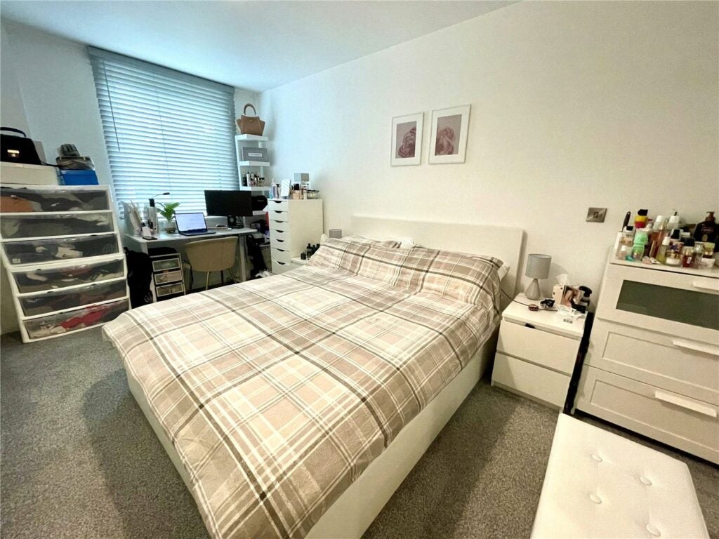 Flat Jubilee Hall Road in Rushmoor