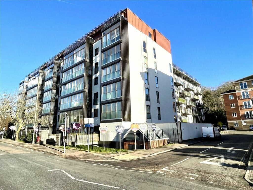 Flat Jubilee Hall Road in Rushmoor
