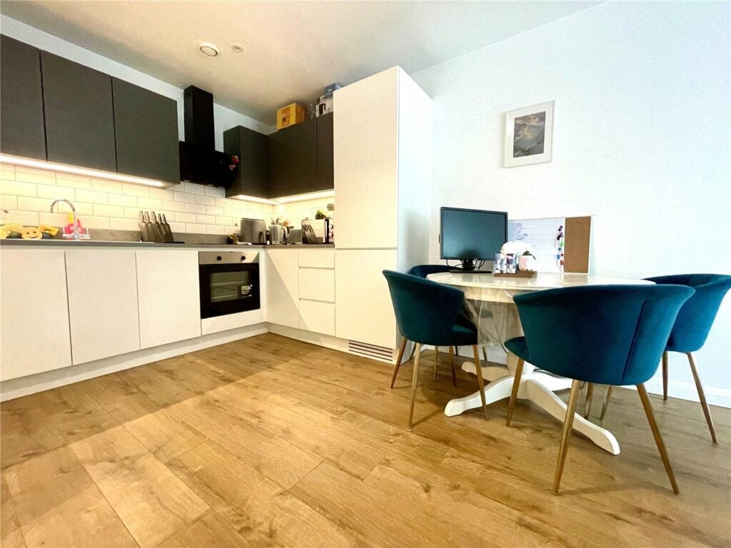 Flat Jubilee Hall Road in Rushmoor