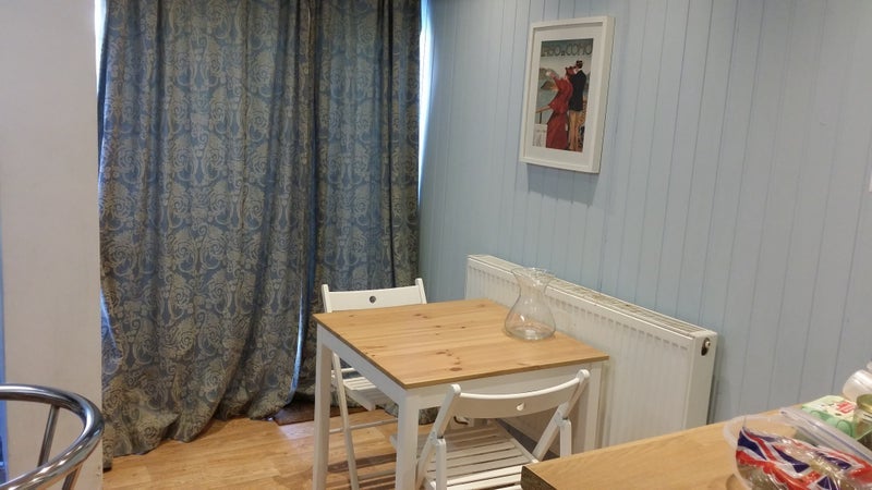 Room Prince Leopold Street in Cardiff